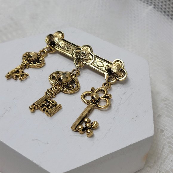 Triple Dangle Key Pin Brooch Goldtone - Picture 4 of 6